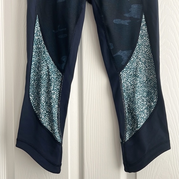 Lululemon Wunder Under Crop Full-On Luon Size 4 in Camo Blue - Picture 7 of 12